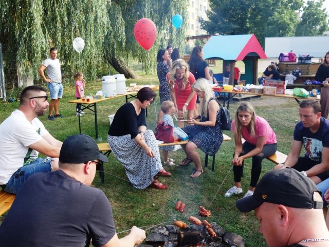 Zahradní piknik se skákacím hradem