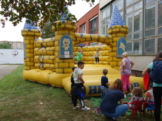 ZAHRADNÍ PIKNIK SE SKÁKACÍM HRADEM